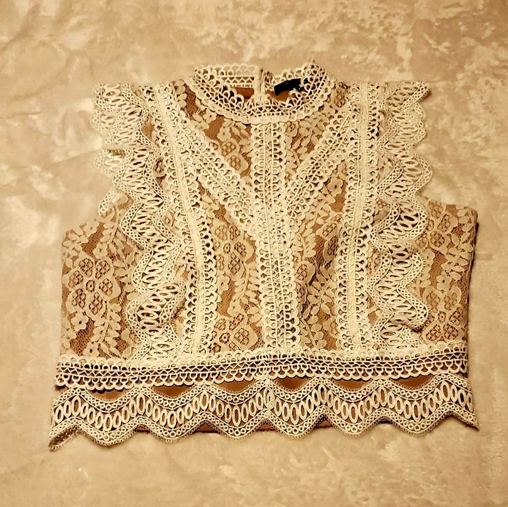 Woman's sleeves lace top